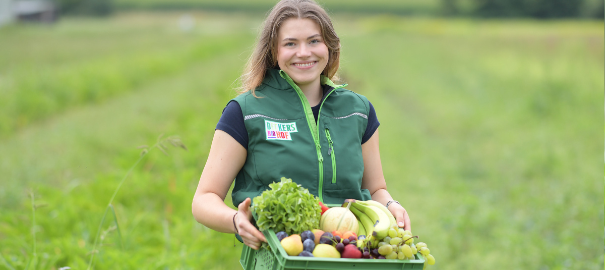 Deckers Biohof Christoph Decker mit Gemüsekiste auf dem Demeter Acker