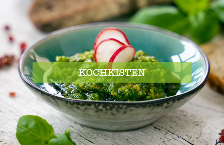 Christoph Decker in grünem Hemd steht auf einem Feld und betrachtet die Pflanzen, mit einem grünen Banner überlagert, auf dem 'FAQ' steht.