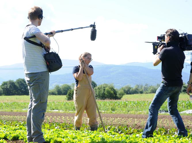 SWR und Umwelt-Aktivistinnen auf Deckers Biohof