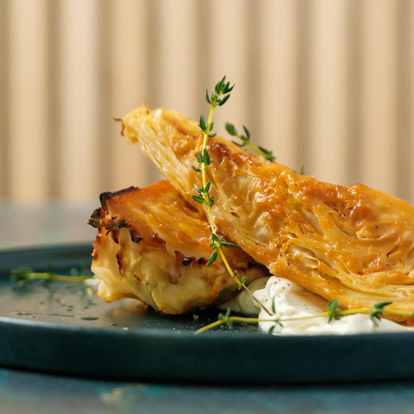 Produktfoto zu Geschmorter Spitzkohl mit Misoglasur auf Labneh