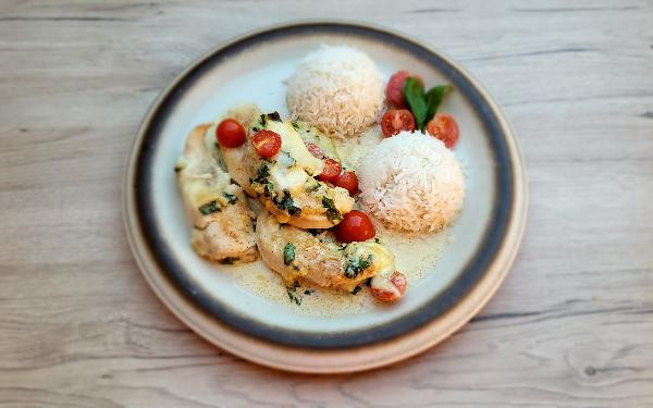 Produktfoto zu Mozzarella-Hähnchen in Basilikum-Sahnesoße