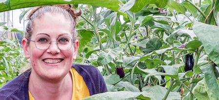 Inhaberin Helga Decker liest Zeitungsartikel