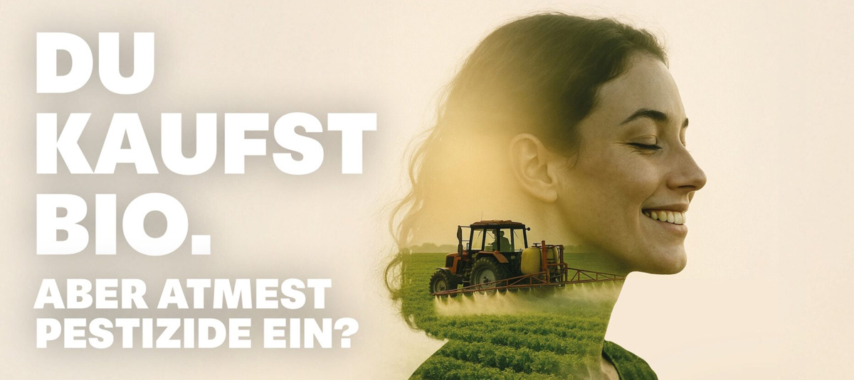 Eine Gruppe von Menschen sitzt an langen Holztischen im Freien bei einer Veranstaltung. In der Bildmitte steht groß geschrieben: „EINLADUNG ZUM HOFFEST“. Auf der linken Seite befindet sich ein rundes, grünes Feld mit dem Text: „mit Jungpflanzen-Kaufen und Tauschen“. Auf den Tischen stehen Teller und Gläser. Im Hintergrund sind weitere sitzende Personen und eine freundliche, gesellige Atmosphäre zu erkennen.