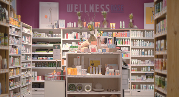 Kompakter Bio-Laden in der Innenstadt mit Regalen voller Bio-Lebensmittel, Naturkosmetik und Haushaltswaren. 