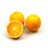 Drei Orangen auf einem weißen Hintergrund. Eine Orange ist in der Mitte durchgeschnitten, um das Fruchtfleisch zu zeigen.