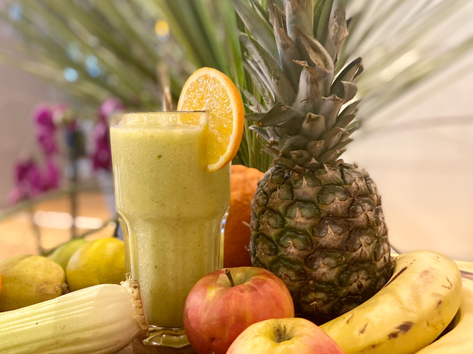 Detox-Smoothie zwischen Ananas, Äpfeln und Bananen
