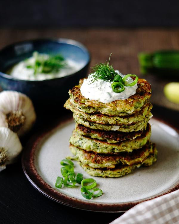 Produktfoto zu Zucchini-Puffer mit Tsatsiki