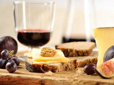 Bild mit Wein und Käse auf einer Scheibe Bio-Brot