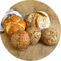 Deckers Biohof Bäckertüte mit verschiedenen Brotsorten und Brötchen in Bioqualität