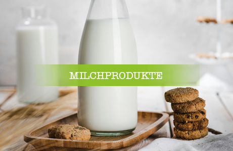 Flasche Milch mit einem Glas und Keksen auf einem Holztisch mit Überschrift "Milchprodukte"