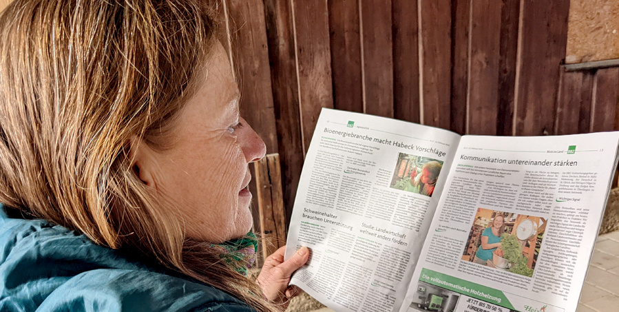 Inhaberin Helga Decker liest Zeitungsartikel