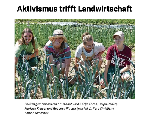 Foto unter der Überschrift "Aktivismus trifft Landwirtschaft". Es zeigt vier Menschen, die gemeinsam auf einem Gemüseacker zwischen Reihen von Lauchpflanzen hocken und in die Kamera blicken. Laut Bildunterschrift sind es (von links) Biohof-Azubi Kolja Sören, Helga Decker, Marlena Knauer und Rebecca Platzek.