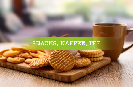 Eine Mitarbeiterin schneidet an einer Käsetheke Käse, mit einem grünen Banner überlagert, auf dem 'PROBELIEFERUNG' steht.