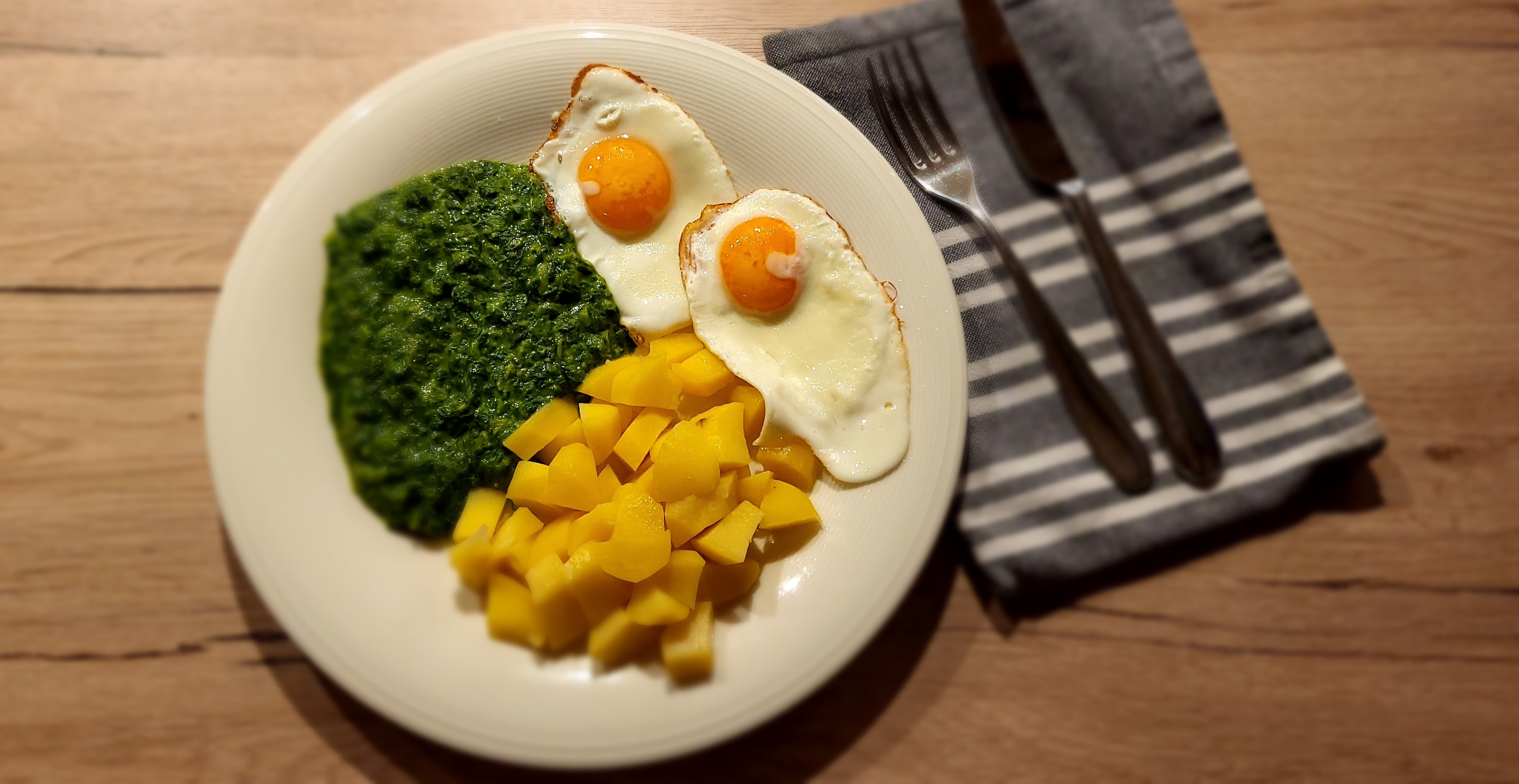 Spinat, Spiegelei und Salzkartoffeln