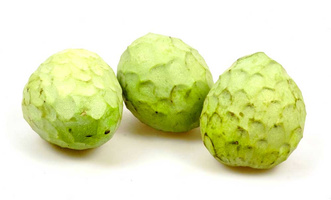 Drei grüne Cherimoyas mit einer unregelmäßigen, geschuppten Oberfläche vor weißem Hintergrund.