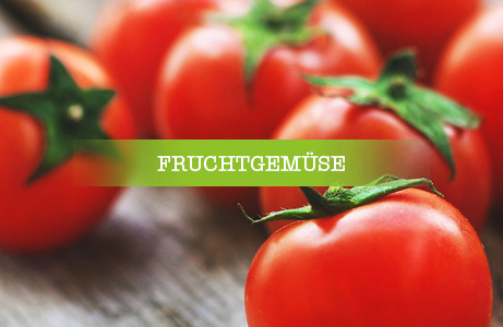 Strauch-Tomaten mit grünen Stielen, mehrere Tomaten im Hintergrund – Kategorie: Fruchtgemüse