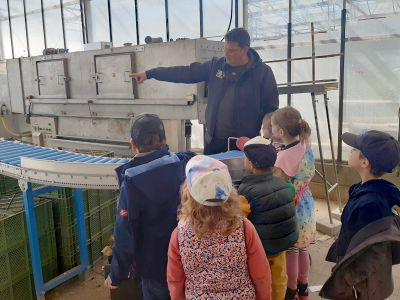 Christoph Decker leitet eine kleine Hofführung für Kinder vom Montessori-Zentrum Offenburg