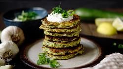 Produktfoto zu Rezeptkarte Zucchini-Puffer mit Tsatsiki