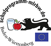 Das Logo des Schulprogramms Baden-Württemberg. Es zeigt einen schwarzen Löwen, das Wappentier Baden-Württembergs, der auf einer roten, glänzenden Apfel- und einer Milchglas-Illustration liegt. Um diese Elemente herum ist ein Halbkreis-Schriftzug mit "schulprogramm-mlrbw.de" und darunter "Baden-Württemberg" zu lesen. In der unteren rechten Ecke des Logos befindet sich die blau-goldene Flagge der Europäischen Union.