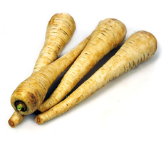 Drei Pastinaken auf weißem Hintergrund.