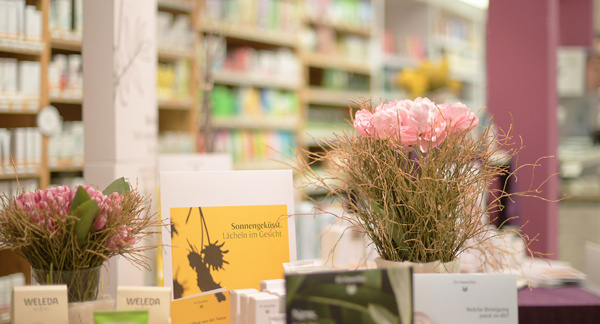 Weitläufiger Verkaufsraum eines Biomarkts mit frischem Obst und Gemüse, Brottheke und weiteren Bio-Produkten. Die Regale sind ordentlich sortiert und es herrscht eine freundliche Einkaufsatmosphäre.