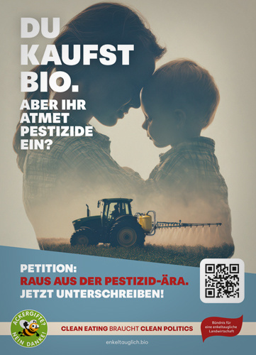 KI generiert: Mutter und Kind mit Traktor, Text: "DU KAUFST BIO. ABER IHR ATMET PESTIZIDE EIN?" Petition: "RAUS AUS DER PESTIZID-ÄRA."