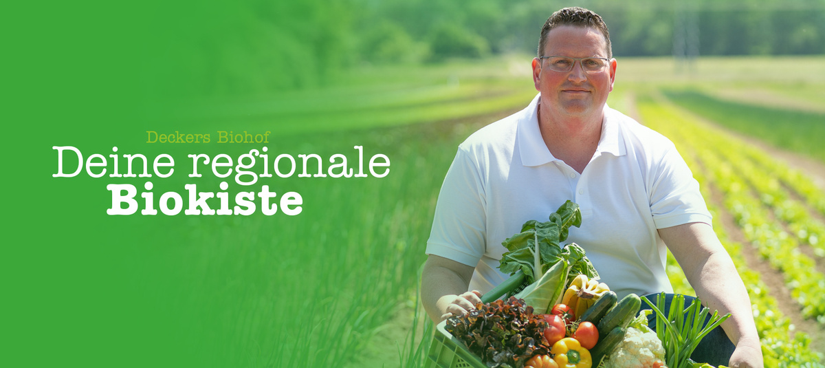 KI generiert: Das Bild zeigt einen Mann, der eine Kiste mit frischem Obst und Gemüse hält. Die Aufschrift lautet "Ihre regionale Biokiste" von "Deckers Biohof".