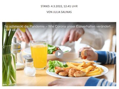 Screenshot eines Online-Artikels von Julia Salinas. Das Bild ist das Vorschaubild für ein 18-minütiges Video mit dem Titel "So schmeckt die Pandemie – Wie Corona unser Essverhalten verändert...". Es zeigt einen gedeckten Esstisch, auf dem die Hand eines Kindes einen Chicken Nugget von einem Teller mit Pommes frites nimmt. Im Hintergrund isst ein Erwachsener von einem Salatteller.
