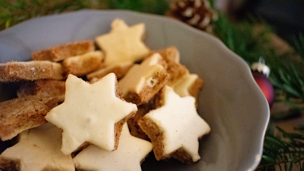 Eine Schale mit Weihnachtsplätzchen in Sternform.