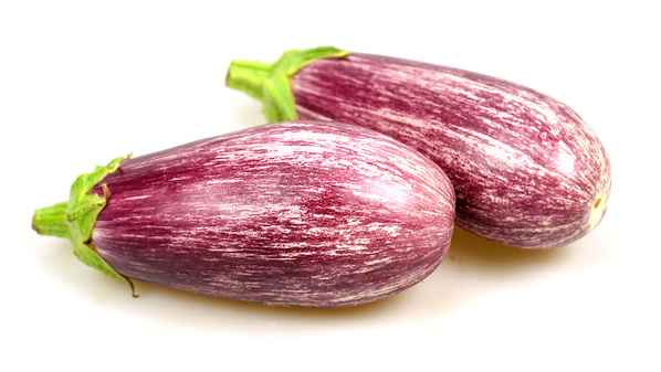 Zwei gestreifte Auberginen auf weißem Hintergrund.