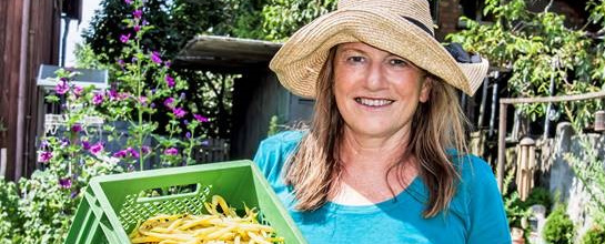 Inhaberin Helga Decker liest Zeitungsartikel