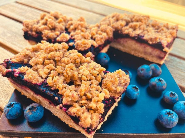 Produktfoto zu Blaubeer-Haferstreusel Kuchen vegan, 4 Stück