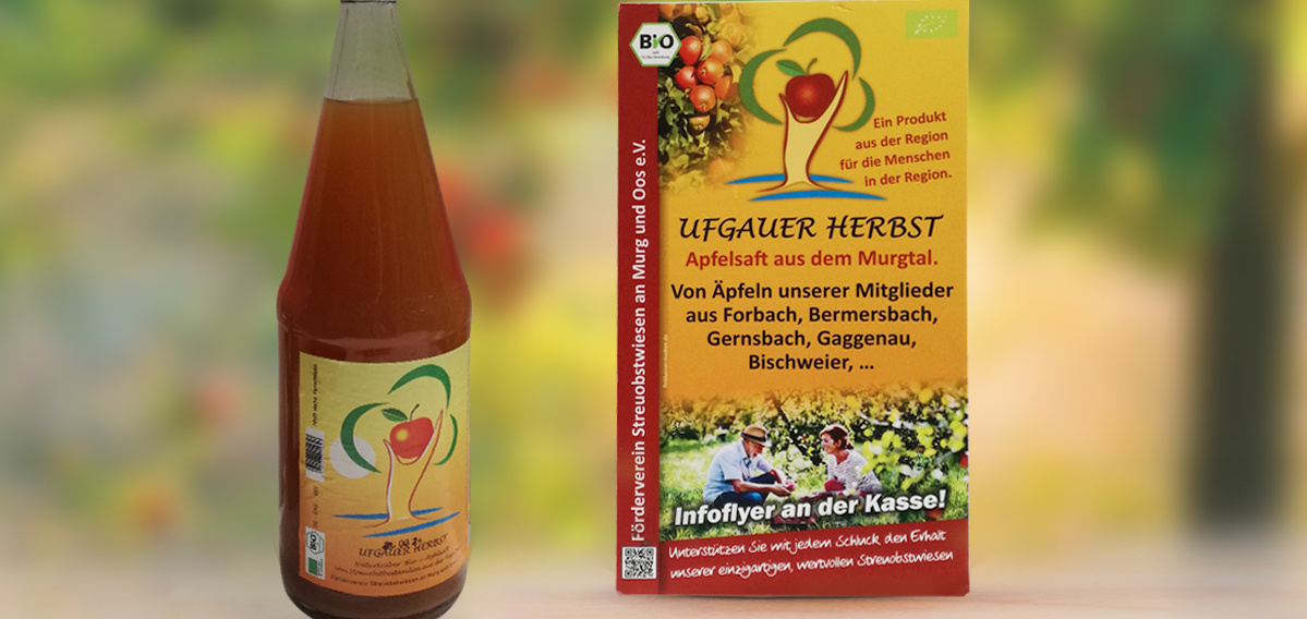  Eine Flasche Apfelsaft mit einem Etikett, das ein Apfel-Logo und den Schriftzug „UFGauer HERBST“ zeigt, steht neben einem gelben Infoflyer. Der Flyer trägt oben das "BIO"-Siegel und den Titel "UFGauer HERBST Apfelsaft aus dem Murgtal".