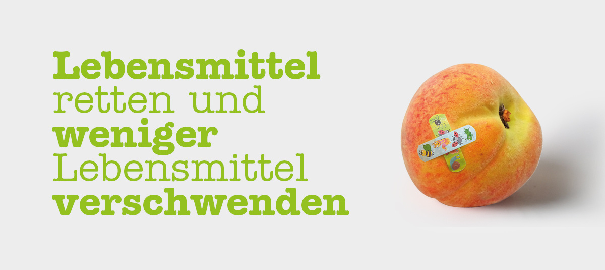 Auf weißem Hintergrund steht in grüner Schrift: „Lebensmittel retten und weniger Lebensmittel verschwenden“. Daneben ein leicht beschädigter Pfirsich mit zwei Kinderpflastern über der Druckstelle – ein symbolisches Bild gegen Lebensmittelverschwendung.