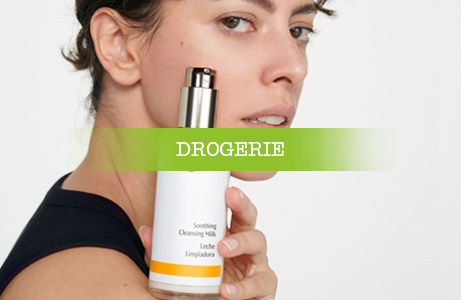 Frau hält ein Kosmetikprodukt in der Hand. Überschrift "Drogerie"