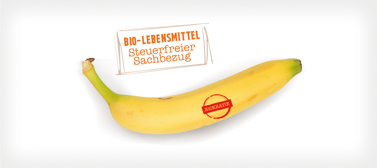 Eine einzelne Banane mit einem Aufkleber 'BIO-LEBENSMITTEL Steuerfreier Sachbezug', die die Möglichkeit eines steuerfreien Sachbezugs für Bioprodukte darstellt.