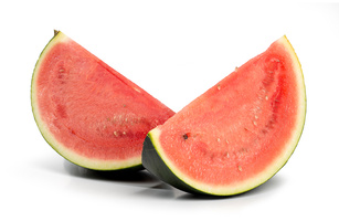 Zwei Wassermelonenstücke auf weißem Hintergrund.