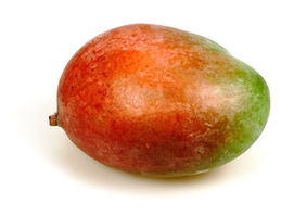Eine reife Mango auf weißem Hintergrund.