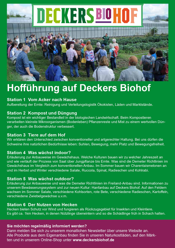 Mittlerer Bereich: Detaillierte Programmbeschreibung der Hofführung für verschiedene Stationen, z.B. Acker, Kompost, Tierhaltung, Gewächshausanbau und Nutzen von Hecken. Im oberen Bereich ein Foto mit Zuhörergruppe und Redner am Feldrand.