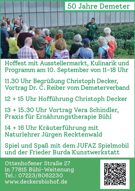 Übersicht über den Tagesablauf: Uhrzeiten, Redner, Führungen, Vorträge, Kräuterführungen und Spielmöglichkeiten. Überschrift „50 Jahre Demeter“ und Foto einer Hofführung auf dem Gemüsefeld. Kontaktdaten und QR-Code für weitere Informationen.