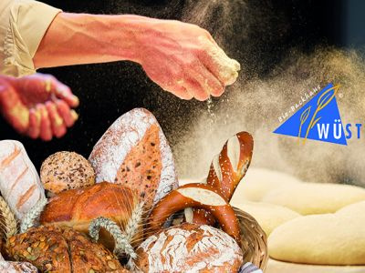 Ofenfrische Brote werden aus einem Steinofen geholt.