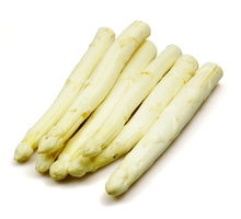 Weiße Spargelstangen auf weißem Hintergrund.