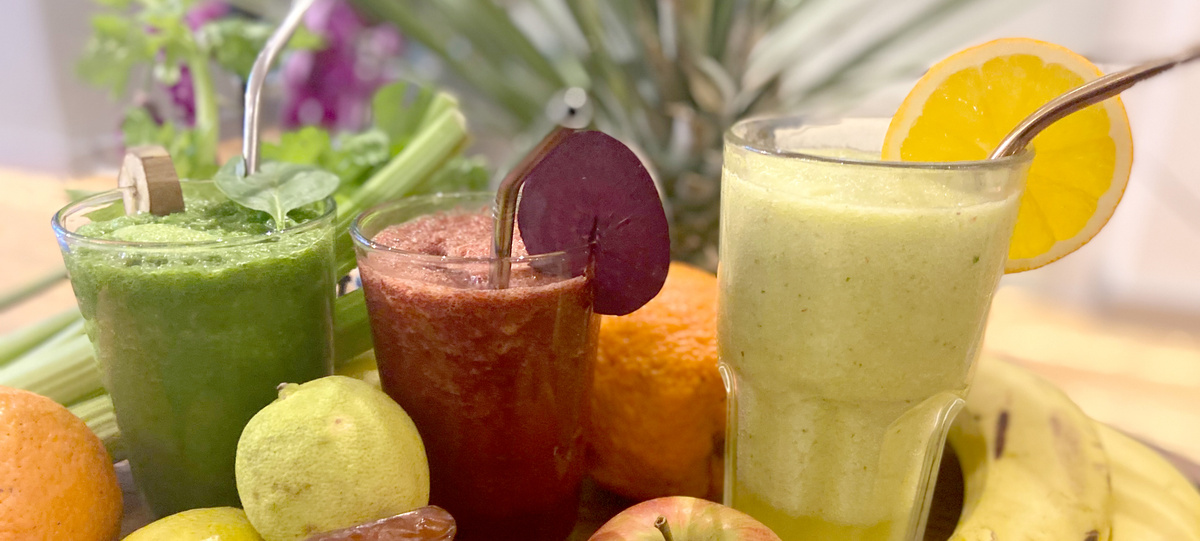 Inhaberin Helga Decker liest Zeitungsartikel