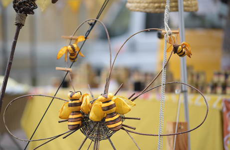 Detailaufnahme einer Kunstinstallation mit Bienenfiguren – Symbolik für ökologische Themen.