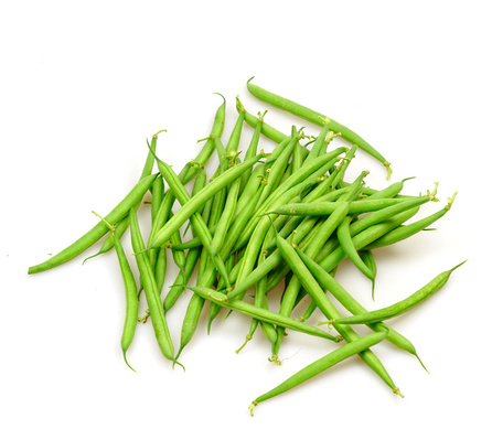 Ein Haufen grüner Bohnen auf weißem Hintergrund.