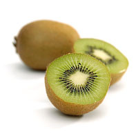 Zwei halbierte und eine ganze Kiwi.